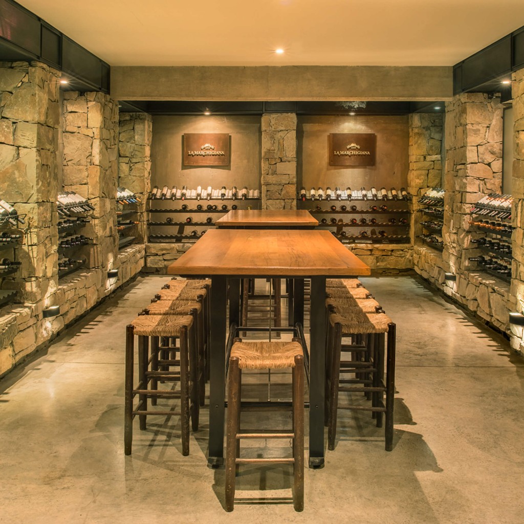 Cava de vinos de La Marchigiana Centro con mesa alta de madera