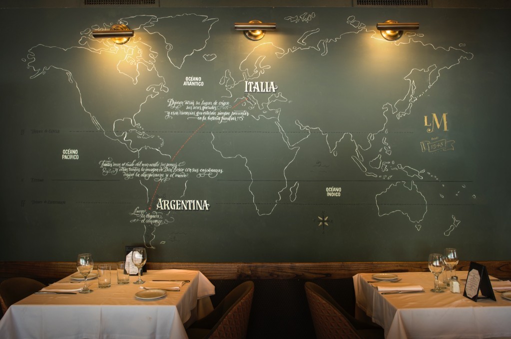 Salón de La Marchigiana con un mural del mapa entre Italia y Argentina